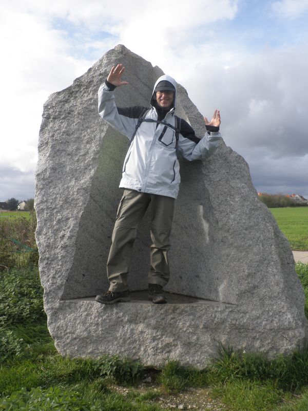 Steinskulptur mit Wanderer.JPG